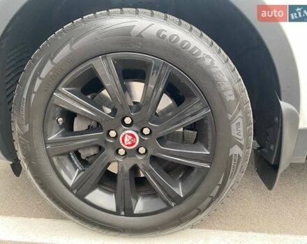 Белый Ягуар E-Pace, объемом двигателя 2 л и пробегом 74 тыс. км за 28000 $, фото 30 на Automoto.ua