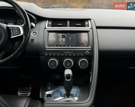 Белый Ягуар E-Pace, объемом двигателя 2 л и пробегом 120 тыс. км за 25500 $, фото 49 на Automoto.ua