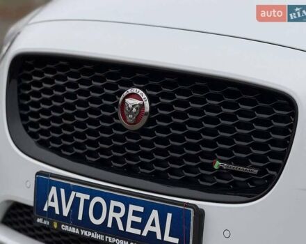 Белый Ягуар E-Pace, объемом двигателя 2 л и пробегом 120 тыс. км за 25500 $, фото 5 на Automoto.ua