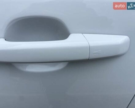 Белый Ягуар E-Pace, объемом двигателя 2 л и пробегом 54 тыс. км за 22500 $, фото 4 на Automoto.ua
