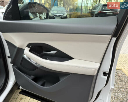 Білий Ягуар E-Pace, об'ємом двигуна 2 л та пробігом 145 тис. км за 28300 $, фото 14 на Automoto.ua