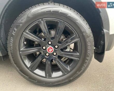 Белый Ягуар E-Pace, объемом двигателя 2 л и пробегом 74 тыс. км за 28000 $, фото 32 на Automoto.ua
