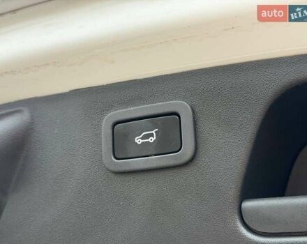 Белый Ягуар E-Pace, объемом двигателя 2 л и пробегом 120 тыс. км за 25500 $, фото 35 на Automoto.ua