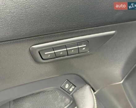 Белый Ягуар E-Pace, объемом двигателя 2 л и пробегом 120 тыс. км за 25500 $, фото 39 на Automoto.ua