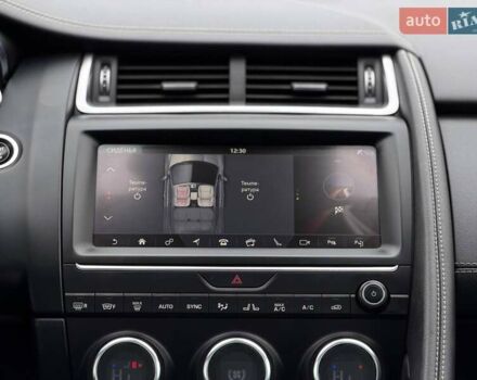 Белый Ягуар E-Pace, объемом двигателя 2 л и пробегом 120 тыс. км за 25500 $, фото 50 на Automoto.ua