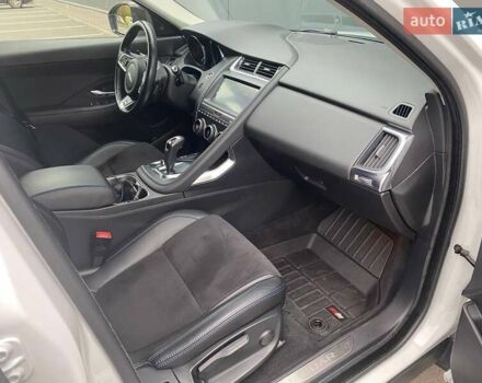 Белый Ягуар E-Pace, объемом двигателя 2 л и пробегом 74 тыс. км за 28000 $, фото 12 на Automoto.ua