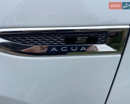 Белый Ягуар E-Pace, объемом двигателя 2 л и пробегом 54 тыс. км за 22500 $, фото 6 на Automoto.ua