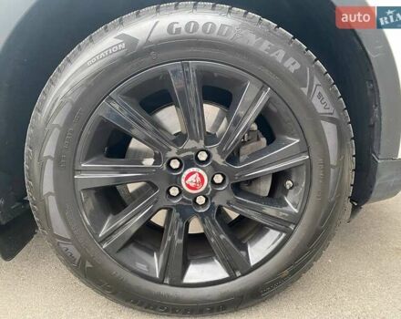 Белый Ягуар E-Pace, объемом двигателя 2 л и пробегом 74 тыс. км за 28000 $, фото 29 на Automoto.ua