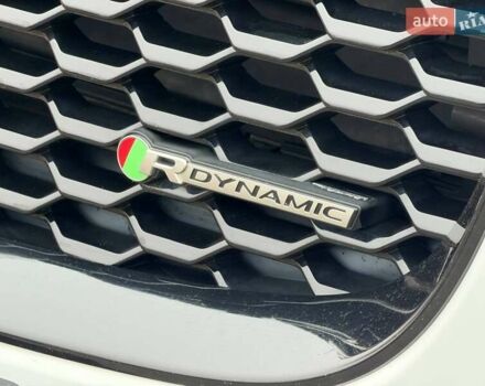 Белый Ягуар E-Pace, объемом двигателя 2 л и пробегом 120 тыс. км за 25500 $, фото 6 на Automoto.ua