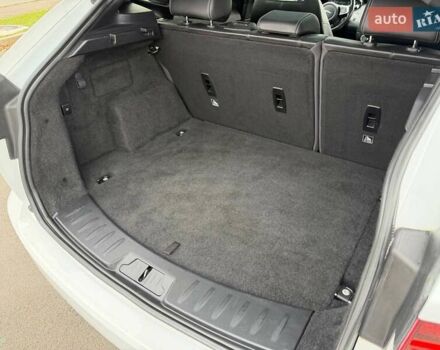 Белый Ягуар E-Pace, объемом двигателя 2 л и пробегом 120 тыс. км за 25500 $, фото 34 на Automoto.ua