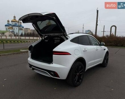 Белый Ягуар E-Pace, объемом двигателя 2 л и пробегом 120 тыс. км за 25500 $, фото 33 на Automoto.ua