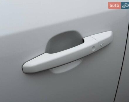 Белый Ягуар E-Pace, объемом двигателя 2 л и пробегом 120 тыс. км за 25500 $, фото 9 на Automoto.ua