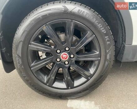 Белый Ягуар E-Pace, объемом двигателя 2 л и пробегом 74 тыс. км за 28000 $, фото 31 на Automoto.ua