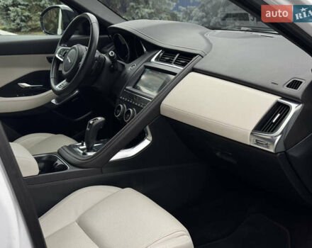 Белый Ягуар E-Pace, объемом двигателя 2 л и пробегом 38 тыс. км за 21500 $, фото 37 на Automoto.ua