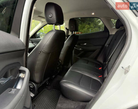 Белый Ягуар E-Pace, объемом двигателя 2 л и пробегом 72 тыс. км за 26500 $, фото 12 на Automoto.ua