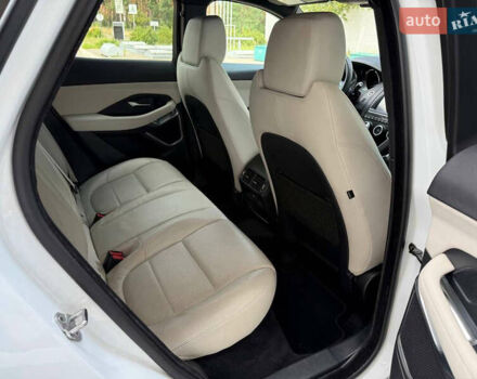 Белый Ягуар E-Pace, объемом двигателя 2 л и пробегом 38 тыс. км за 23900 $, фото 37 на Automoto.ua