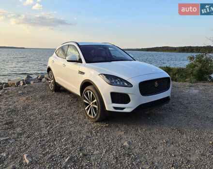 Белый Ягуар E-Pace, объемом двигателя 2 л и пробегом 38 тыс. км за 25000 $, фото 1 на Automoto.ua