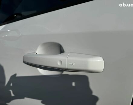 Белый Ягуар E-Pace, объемом двигателя 2 л и пробегом 59 тыс. км за 28490 $, фото 10 на Automoto.ua