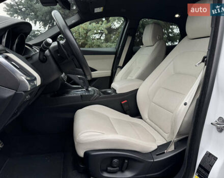 Белый Ягуар E-Pace, объемом двигателя 2 л и пробегом 38 тыс. км за 21500 $, фото 38 на Automoto.ua