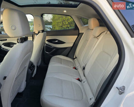 Белый Ягуар E-Pace, объемом двигателя 2 л и пробегом 38 тыс. км за 25000 $, фото 10 на Automoto.ua