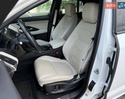 Белый Ягуар E-Pace, объемом двигателя 2 л и пробегом 38 тыс. км за 23900 $, фото 35 на Automoto.ua