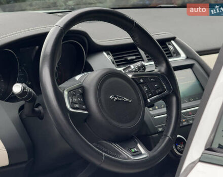 Белый Ягуар E-Pace, объемом двигателя 2 л и пробегом 38 тыс. км за 21500 $, фото 30 на Automoto.ua