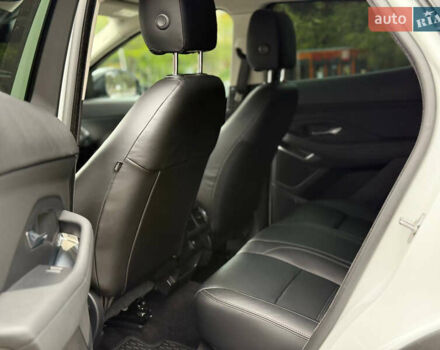 Белый Ягуар E-Pace, объемом двигателя 2 л и пробегом 72 тыс. км за 26500 $, фото 10 на Automoto.ua