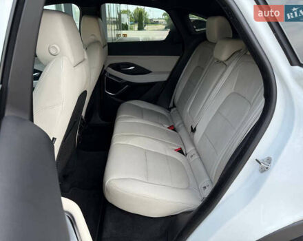 Белый Ягуар E-Pace, объемом двигателя 2 л и пробегом 38 тыс. км за 23900 $, фото 41 на Automoto.ua
