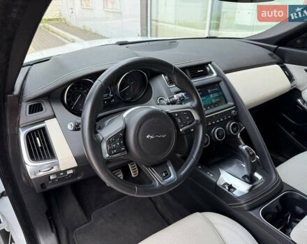 Белый Ягуар E-Pace, объемом двигателя 2 л и пробегом 38 тыс. км за 23900 $, фото 25 на Automoto.ua