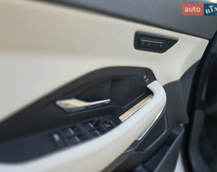 Белый Ягуар E-Pace, объемом двигателя 2 л и пробегом 38 тыс. км за 25000 $, фото 18 на Automoto.ua