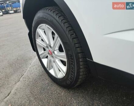 Белый Ягуар E-Pace, объемом двигателя 2 л и пробегом 117 тыс. км за 18000 $, фото 9 на Automoto.ua