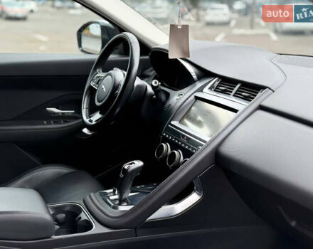 Белый Ягуар E-Pace, объемом двигателя 2 л и пробегом 72 тыс. км за 26500 $, фото 14 на Automoto.ua