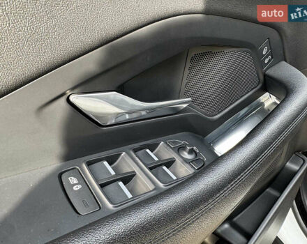 Білий Ягуар E-Pace, об'ємом двигуна 2 л та пробігом 59 тис. км за 28490 $, фото 11 на Automoto.ua