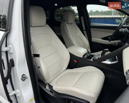 Белый Ягуар E-Pace, объемом двигателя 2 л и пробегом 38 тыс. км за 21500 $, фото 43 на Automoto.ua