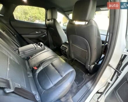 Белый Ягуар E-Pace, объемом двигателя 2 л и пробегом 57 тыс. км за 33900 $, фото 49 на Automoto.ua