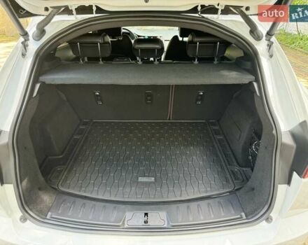 Белый Ягуар E-Pace, объемом двигателя 2 л и пробегом 57 тыс. км за 33900 $, фото 56 на Automoto.ua