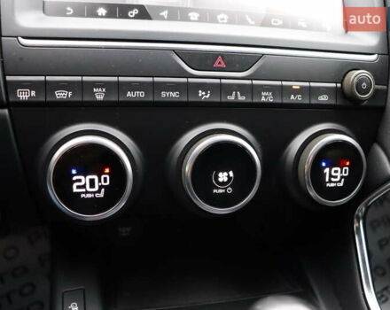 Красный Ягуар E-Pace, объемом двигателя 2 л и пробегом 141 тыс. км за 25900 $, фото 28 на Automoto.ua