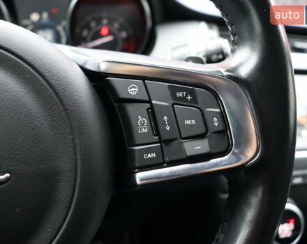 Красный Ягуар E-Pace, объемом двигателя 2 л и пробегом 141 тыс. км за 25900 $, фото 22 на Automoto.ua