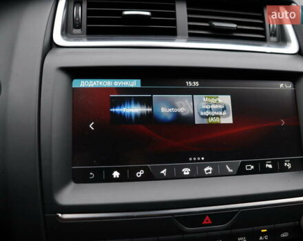 Красный Ягуар E-Pace, объемом двигателя 2 л и пробегом 141 тыс. км за 25900 $, фото 27 на Automoto.ua