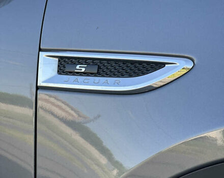 Серый Ягуар E-Pace, объемом двигателя 2 л и пробегом 73 тыс. км за 24000 $, фото 13 на Automoto.ua