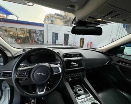 Белый Ягуар Е-Тайп, объемом двигателя 3 л и пробегом 80 тыс. км за 13500 $, фото 10 на Automoto.ua