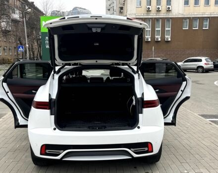 Белый Ягуар Е-Тайп, объемом двигателя 2 л и пробегом 46 тыс. км за 46000 $, фото 5 на Automoto.ua