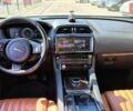 Білий Ягуар Ф-Пейс, об'ємом двигуна 2 л та пробігом 232 тис. км за 19200 $, фото 6 на Automoto.ua