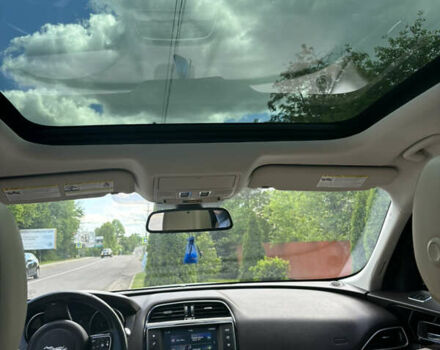 Білий Ягуар Ф-Пейс, об'ємом двигуна 2 л та пробігом 199 тис. км за 22900 $, фото 18 на Automoto.ua