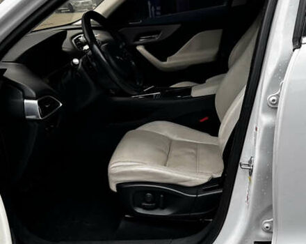 Белый Ягуар Ф-Пейс, объемом двигателя 3 л и пробегом 153 тыс. км за 20500 $, фото 12 на Automoto.ua