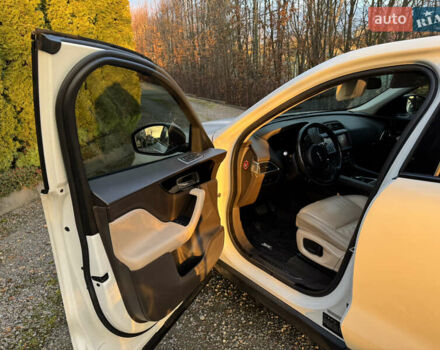 Белый Ягуар Ф-Пейс, объемом двигателя 2 л и пробегом 203 тыс. км за 27000 $, фото 6 на Automoto.ua