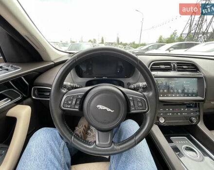 Белый Ягуар Ф-Пейс, объемом двигателя 2 л и пробегом 160 тыс. км за 18500 $, фото 10 на Automoto.ua