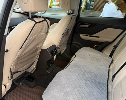 Белый Ягуар Ф-Пейс, объемом двигателя 3 л и пробегом 77 тыс. км за 26500 $, фото 13 на Automoto.ua