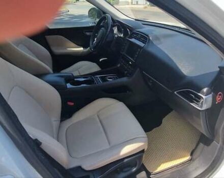 Белый Ягуар Ф-Пейс, объемом двигателя 3 л и пробегом 186 тыс. км за 19300 $, фото 16 на Automoto.ua