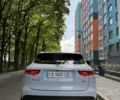 Белый Ягуар Ф-Пейс, объемом двигателя 2 л и пробегом 190 тыс. км за 22500 $, фото 3 на Automoto.ua